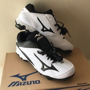 Women’s 9 Softball Cleats NEW IN BOX